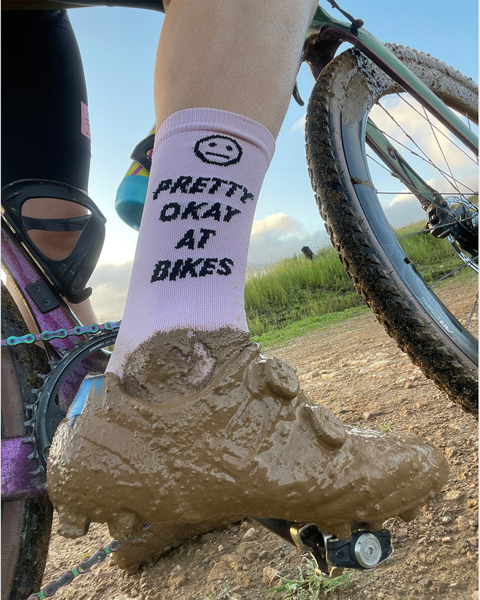 Pretty Okay at Bikes ™  Calcetines Ciclismo – Road and Gravel